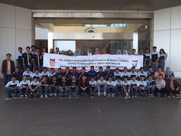 Pelatihan Pengembangan Media Ajar Robot Cerdas untuk Pembelajaran Mikrokontroller Guru dan Siswa SMK Prakarya Internasional Pelatihan Pengembangan Media Ajar Robot Cerdas untuk Pembelajaran Mikrokontroller Guru dan Siswa SMK Prakarya Internasional