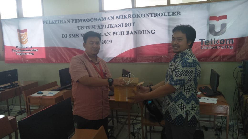 Pelatihan Pemrograman Mikrokontroler Untuk Aplikasi IoT di SMK Unggulan PGII Bandung