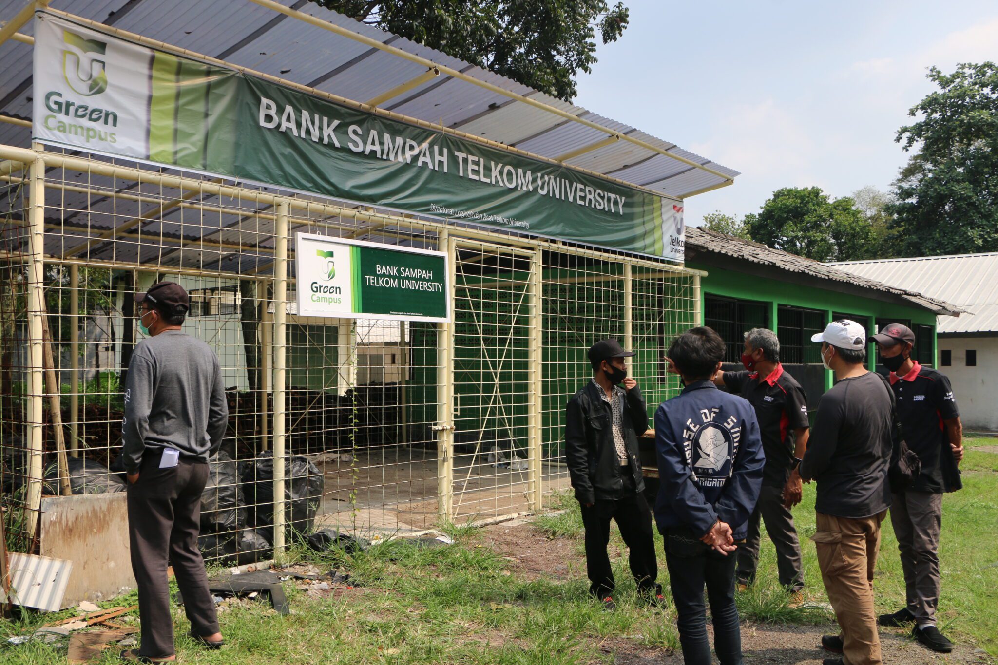 PELATIHAN PEMILAHAN SAMPAH DAN PENGOLAHAN SAMPAH SECARA TERINTEGRASI UNTUK MASYARAKAT SUKAPURA KABUPATEN BANDUNG PELATIHAN PEMILAHAN SAMPAH DAN PENGOLAHAN SAMPAH SECARA TERINTEGRASI UNTUK MASYARAKAT SUKAPURA KABUPATEN BANDUNG