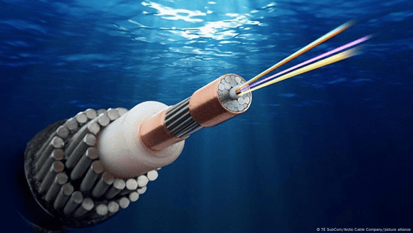 Fiber Optik di Bawah Laut: Bagaimana Kabel Submarine Menghubungkan Dunia?